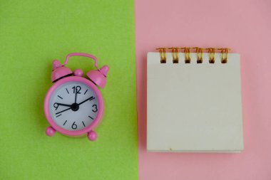 Yazı alanı kavramının şablonu olmayan şablonu ve ofis araçları olan boş bir kağıt. iş konsepti, pembe yeşil arka plan