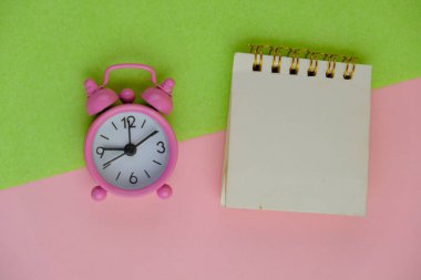 Yazı alanı kavramının şablonu olmayan şablonu ve ofis araçları olan boş bir kağıt. iş konsepti, pembe yeşil arka plan