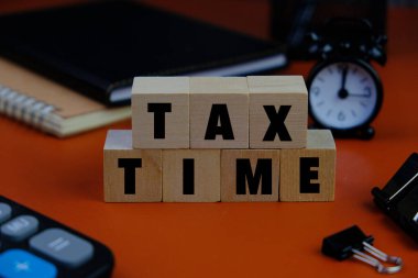 Kahverengi not defterindeki vergi zamanı hatırlatıcı bir kavram. Vergi beyannamesi, muhasebeci işyerindeki vergi formu