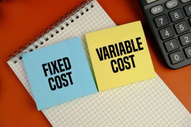 Üzerinde sabit maliyetler ve değişken maliyetler yazan kağıtlar. Kontrolün iki ana maliyeti. Maliyet kontrolü tanımlama ve ortadan kaldırma sürecidir.