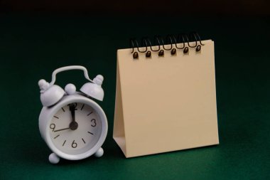 Yazı alanı kavramının şablonu olmayan şablonu ve ofis araçları olan boş bir kağıt. iş konsepti, gri arkaplan