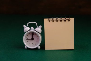 Yazı alanı kavramının şablonu olmayan şablonu ve ofis araçları olan boş bir kağıt. iş konsepti, gri arkaplan