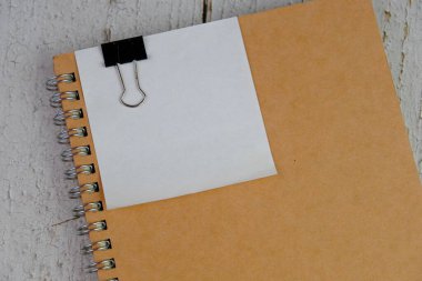 Yazı alanı kavramının şablonu olmayan şablonu ve ofis araçları olan boş bir kağıt. iş konsepti, gri arkaplan