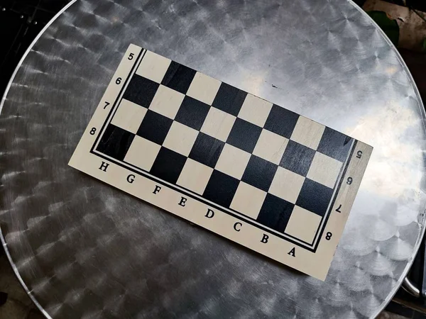 Alüminyum masada satranç tahtası