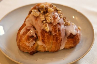 Geleneksel Polonya Aziz Martins kruvasanı (rogal witomarciski) beyaz haşhaş tohumu, fındık ve kurutulmuş meyve ile dolu, jöleli ve şekerli kremayla süslenmiş. Pozna, Polonya 'dan bölgesel bir pasta spesiyali.