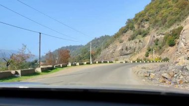 Dağdaki tehlikeli yolun arabasının manzarası. Yüksek kalite 4k görüntü