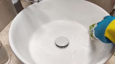 Banyoda lavabo ve musluk temizliği. Yüksek kalite 4k görüntü