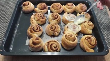 Evde cinabon hazırlığı. Yüksek kalite.