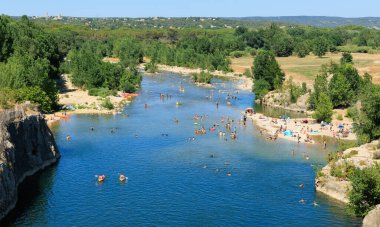 Pont du Gard yakınlarındaki Gardon nehrinde yaz mevsimi: Fransa 'nın güney okyanusundaki yeşil manzaralı yüzme, kano ve plajlar - Vers-Pont-du-Gard, Fransa 2025-06-28