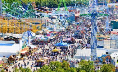 Hız treni ve dar kalabalıkla Münih 'te Ekim Festivali - canlı güneşli Bavyera atmosfer manzarasında şehir halk festivali - geleneğin ve modern kültürün sembolü - Almanya 2025-09-20