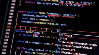 Gerçek zamanlı yazma, ekranda yakın plan çekimde kodlamayı öğrenir - siyah arkaplanda çalışan beyaz harfler - eğitim, bilim, araştırma ve program senaryosu konsepti