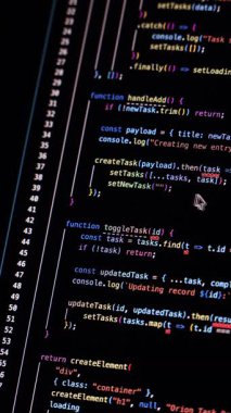 Monitördeki yakın plan çekimde fare hareketi - siyah arkaplan üzerinde çalışan beyaz harfler - eğitim, hata ayıklama, araştırma ve program betiği konsepti