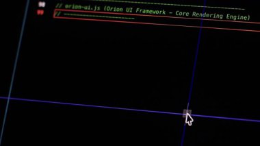 Monitörde yakın plan çekimde gerçek zamanlı bilgisayar kaynak kodları - siyah arkaplan üzerinde çalışan beyaz harfler - dijitalleşme, bilim, araştırma ve program betiği rotası kavramı