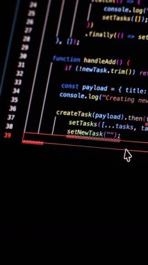Monitörde yakın plan çekimde gerçek zamanlı bilgisayar kaynak kodları - siyah arkaplan üzerinde çalışan beyaz harfler - dijitalleşme, bilim, araştırma ve program betiği rotası kavramı