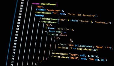 Monitörde yakın plan çekimde gerçek zamanlı olarak yazılan bilgisayar kaynak kodu - siyah arkaplanda çalışan beyaz harfler - dijitalleştirme, bilim, araştırma ve program betiği rotası kavramı 