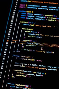Monitörde yakın plan çekimde gerçek zamanlı olarak yazılan bilgisayar kaynak kodu - siyah arkaplanda çalışan beyaz harfler - dijitalleştirme, bilim, araştırma ve program betiği rotası kavramı 