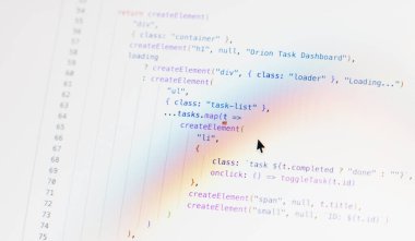 Monitörde yakın plan çekimde gerçek zamanlı olarak yazılan bilgisayar kaynak kodu - beyaz arkaplanda siyah harfler - dijitalleştirme, bilim, araştırma ve program betiği rotası kavramı