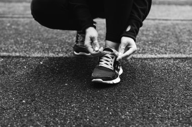 kadın onun ayakkabı bağcığı bağlama