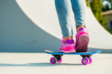 kaykay ile güzel kız