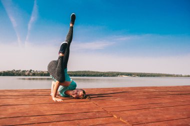 Kadın çalışmaları iskelede gerçekleştirir.