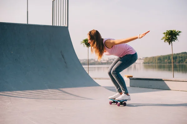 Mooi meisje met skateboard — Stockfoto