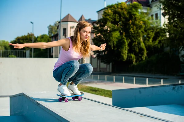 Mooi meisje met skateboard — Stockfoto