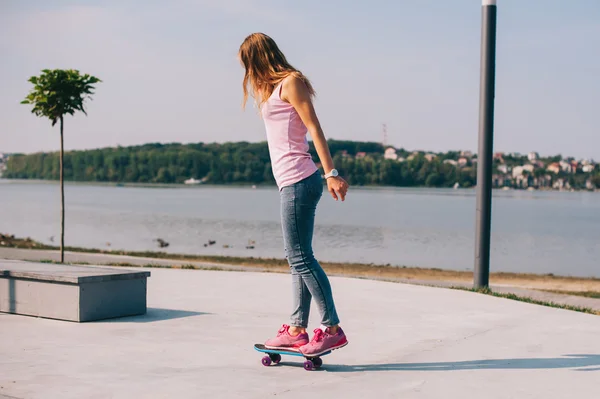 Menina bonita com skate — Fotografia de Stock