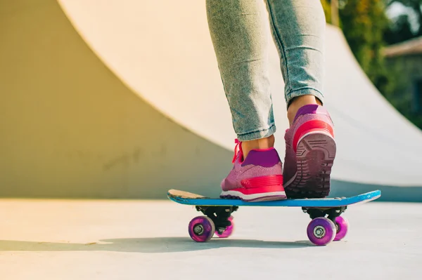 Mooi meisje met skateboard — Stockfoto