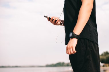 bir telefon tutarak spor muhabiri