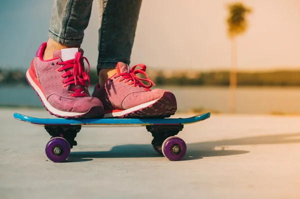 Menina fica no skate — Fotografia de Stock