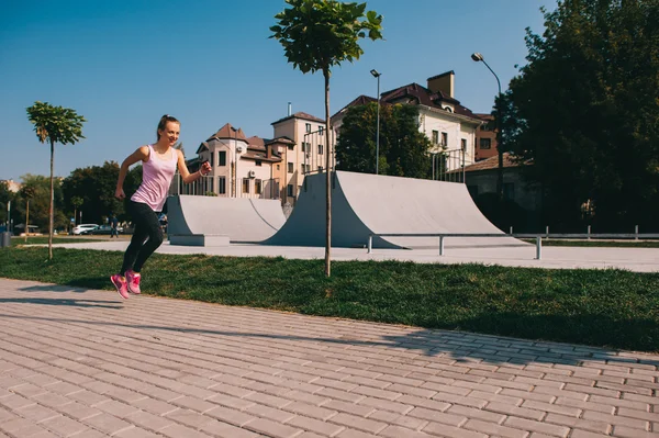 Meisje rent in het park — Stockfoto