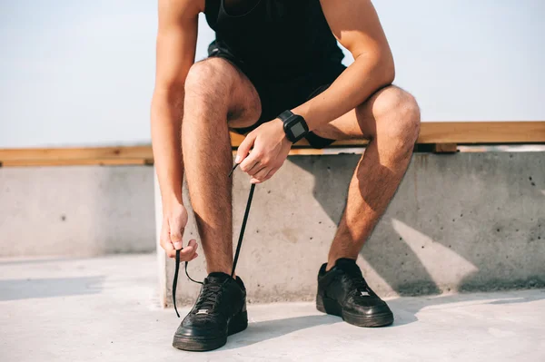 Mann bindet Schnürsenkel vor dem Training — Stockfoto