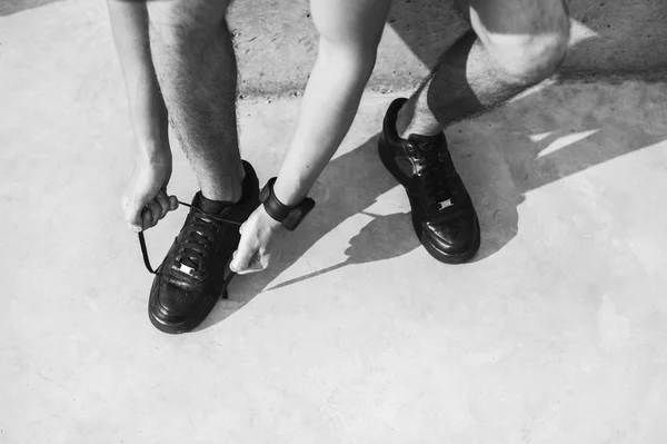 Hombre atar sus cordones antes de entrenar —  Fotos de Stock