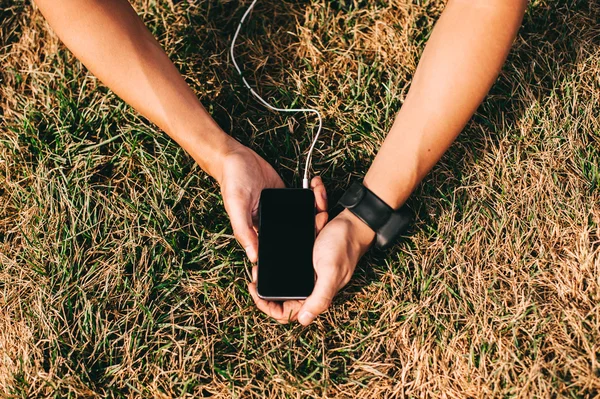 guy holding the phone in hands