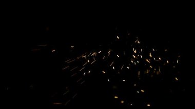 Parlak turuncu ve sarı kıvılcımlar uçuşur ve siyah bir zeminde duş alır. Bu da bugün metalden gelen yoğun ısı ve ateş enerjisinin çarpıcı bir etkisine neden olur.