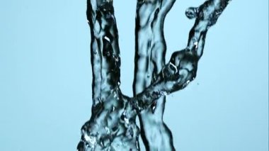 Birden fazla temiz su akıntısı soluk mavi bir zemin üzerine dökülür ve birbirine dolanır sıvı şekiller ve serinletici sıvı bir ekranda damlacıklar oluşturur.