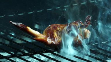 Salamura edilmiş Tavuk Kanadı Izgarası Sıcak Kömür Izgara Kalın Beyaz Duman ve Yavaş Çekimde Sallanan Portakal Alevleri