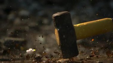 Ağır Balyoz Kahverengi Cam Bira Şişesini Parçalar ve Sıvı Sıçrayan Her Yerde Süper Yavaş Hareket 'le Ahşap Yüzeyde Kırıyor