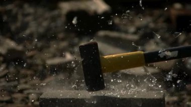 Cam şişe kayalık zeminde dikiliyordu. Doğal güneş ışığı karamsar sinematik atmosfer ve sığ alan derinliği yaratıyordu.