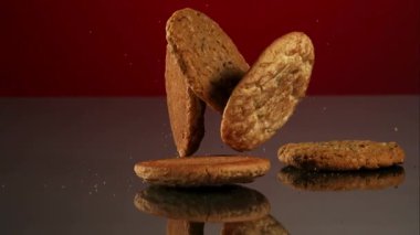 Stüdyonun ışıklandırmasında koyu camlı bir zemine çarpıp duran çok sayıda tatlı yuvarlak kurabiye çeşidi var.