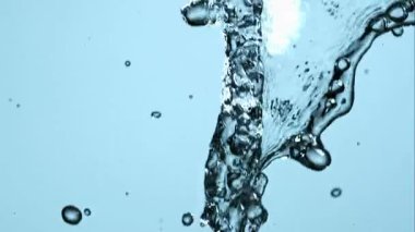 Havada hareket eden dinamik temiz su damlaları ve hava kabarcıkları, saf kavramları canlandırmak için açık mavi bir arka plan üzerinde.