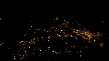 Parlak altın kıvılcımlar uçuşuyor ve ağır çekimde karanlık bir zeminde zıplıyor. Endüstriyel inşaat veya kutlama havai fişekleri için parlayan bir sinema efekti yaratıyor.