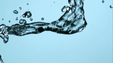 Saf sıvı ve ferahlatıcı hidrasyon kavramları için dinamik berrak su akıntıları, temiz açık mavi arkaplan üzerinde yavaş çekimde sıçrıyor ve hareket ediyor