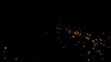 Parlak turuncu ateş parlıyor ve zifiri karanlık bir zemine yayılıyor. Bu da sinematik profesyonel video projeleri için soyut bir etki yaratıyor.