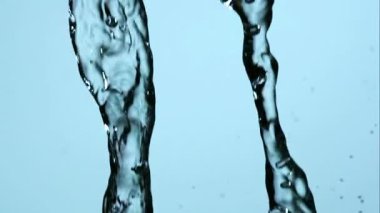 Saf saflık için yüksek berraklığa sahip, açık mavi bir arka planda, iki akarsu akıntısı aşağı akıyor ve birlikte kıvrılıyor.