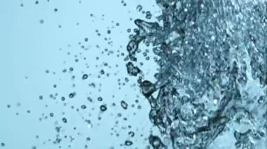 Temiz ve ferahlatıcı içecek reklamları için soluk mavi arka planda yüksek hızlı makro çekim yapan milyonlarca küçük damlacıktan oluşan dev bir duvar.