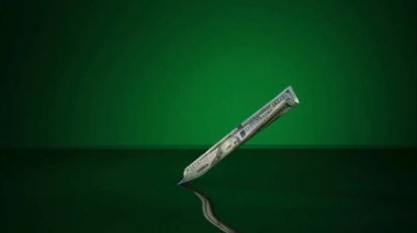 Kristal berrak su, kaotik bir akıntıda, parlak mavi bir zemine karşı sıçrıyor ve akıyor. Saflık, su ve doğal sıvı elementi sembolize ediyor.