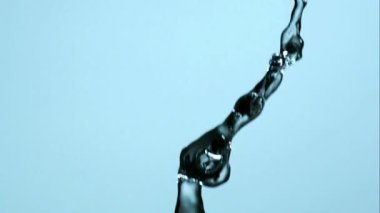 Açık mavi zemin boyunca püsküren sayısız küçük su damlası ve kabarcıkları hijyen ve içecek reklamları için ferahlatıcı ve temiz bir atmosfer yaratıyor.