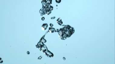 Havada akan ve kıvrılan temiz suyun dikey akışı, açık mavi bir zemin üzerinde uçuşan damlacıklar saflığı ve akışı temsil eder.