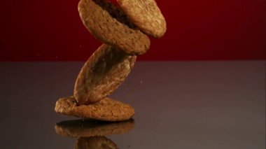 Lezzetli Yuvarlak Kurabiyeler Canlı Kırmızı Arkaplan Karşısında Düşüyor ve Zıplıyor Fırınlanmış Malı ve Kırıntıları Dinamik Bir Görüntü Oluşturuyor